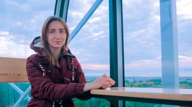 Dönme dolap kabin parktan kadın bakar