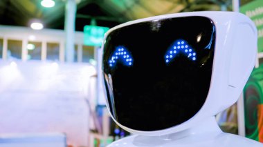 Robot Show'da mavi gözlü beyaz robot