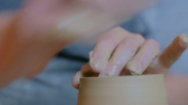 Profesyonel potter Seramik kurs tencereye şekillendirme