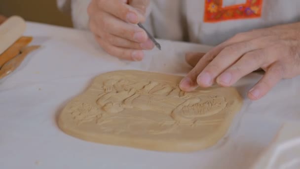 Поттер делает рисунок из глины — стоковое видео