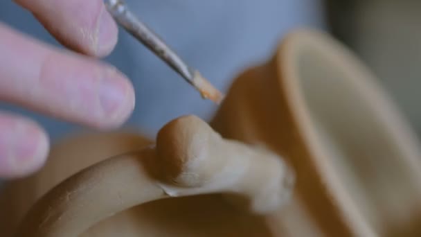 Професійний чоловічий гончар працює в майстерні, студії — стокове відео