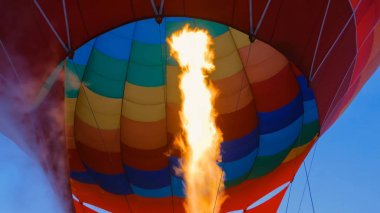 Sıcak hava balonunda gaz ocağından ateş