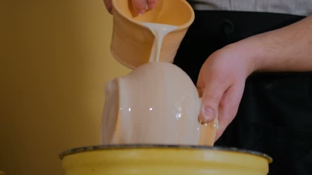 Поттер готовит керамические изделия для сжигания — стоковое видео