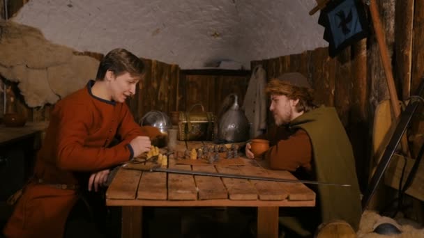 4 schoten. Twee mannen spelen van de strategie van de populaire bordspel - Hnefatafl — Stockvideo