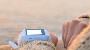 Boş beyaz ekranlı takılabilir akıllı saat kullanan kadın