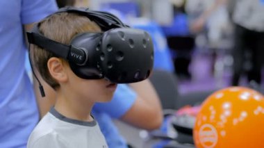 Teknoloji gösterisi sanal gerçeklik kulaklık kullanarak genç çocuk