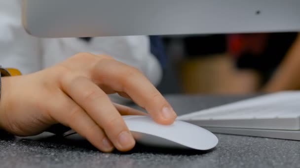 Nastolatek ręka z białą myszą — Wideo stockowe