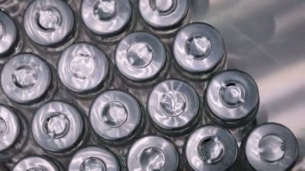 Farmaceutická výrobní linka - dopravníkový pás s prázdnými skleněnými lahvemi — Stock video