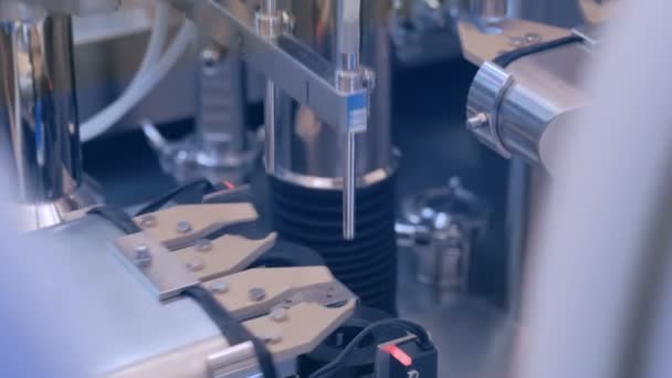 Automatische ampul vulmachine werken in demo-modus — Stockvideo