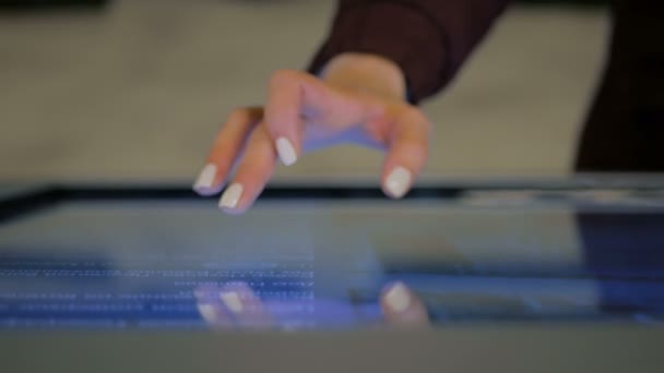Mujer usando pantalla táctil interactiva en exhibición de tecnología — Vídeo de stock