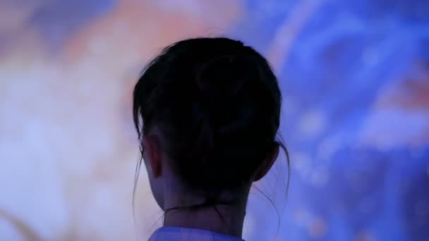 Mujer joven mirando a su alrededor en la exposición inmersiva moderna — Vídeo de stock