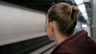 Trenin gelmesini bekleyen kadın