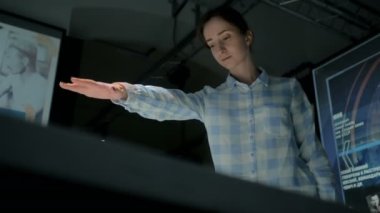 Dokunma kontrol teknolojisi olmayan etkileşimli ekran kullanan kadın