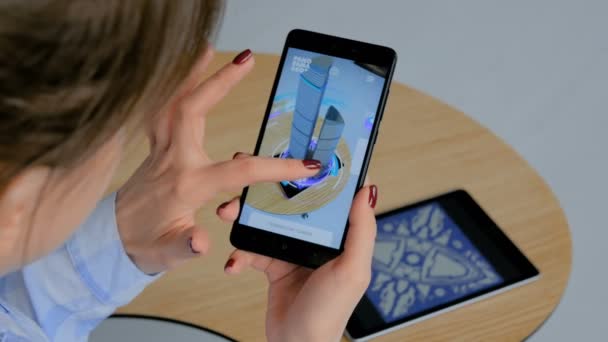 Mulher usando smartphone com aplicativo de realidade aumentada arquitetônica — Vídeo de Stock