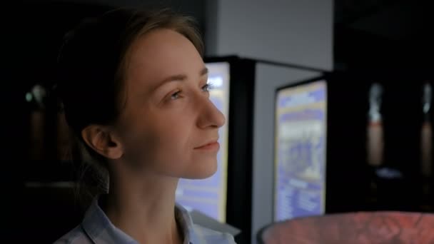 Young woman looking around in modern historical museum — Stock Video