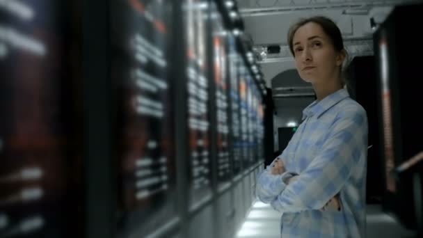 Mujer joven mirando a su alrededor en el museo histórico moderno — Vídeos de Stock