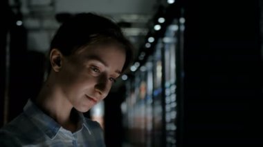 Üç atış. Modern tarih müzesinde interaktif dokunmatik ekran kullanan kadın