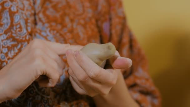 Žena potter výrobu keramických suvenýrů penny whistle v keramické dílně — Stock video