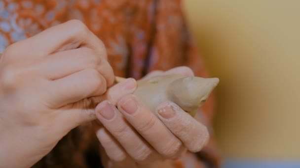 Mujer alfarero haciendo recuerdo de cerámica silbato de centavo en taller de cerámica — Vídeos de Stock