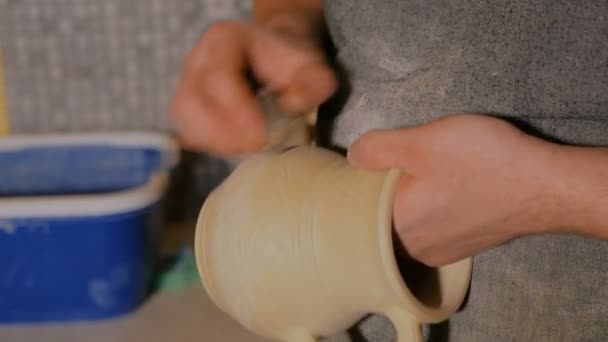 Professionele mannelijke pottenbakker aan het werk in workshop — Stockvideo