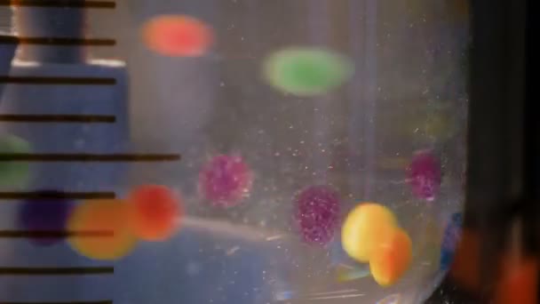Mozgó színes tabletták, tabletta, kábítószer, meds vízben Pharma kiállítás — Stock videók