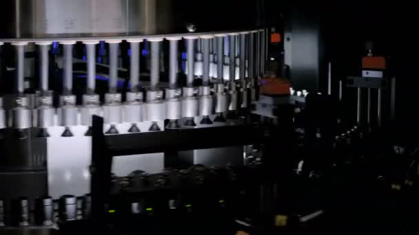 Ampul ve şişeler için otomatik denetim makinesi kalite kontrol ekipmanları — Stok video