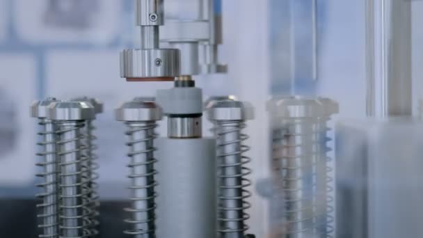 Eczane fabrikasında otomatik ampul dolum ve sızdırmazlık ekipmanları makinesi — Stok video