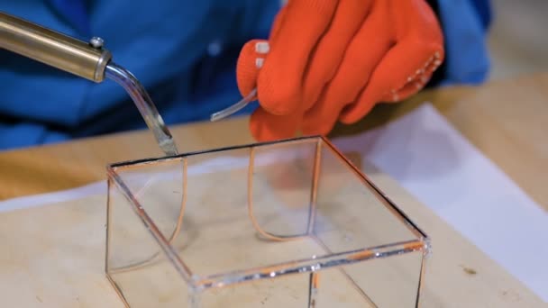 ガラスギフトボックスを作る女性デコレータ — ストック動画