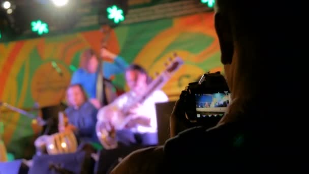 Videógrafo silueta grabación de vídeo de concierto por la noche — Vídeos de Stock