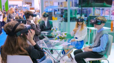 Sanal gerçeklik kulaklık teknolojisi Show'da kullanarak genç grup