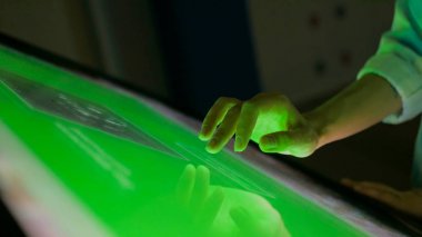 İnteraktif dokunmatik ekran modern Müzesi kullanan kadın