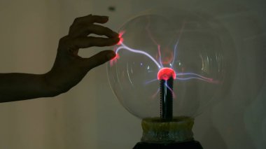 Kadın plazma topuna dokunuyor