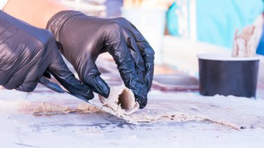 Asya usulü kızartılmış dondurmayı doğal malzemelerle hazırlıyorum.