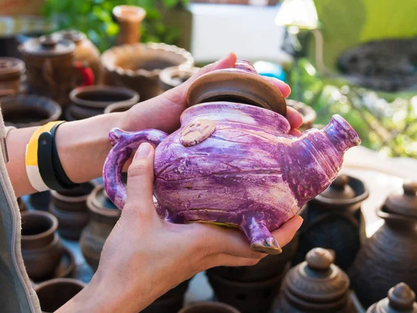 Primer plano de las manos de mujer con hervidor de agua de cerámica — Foto de Stock