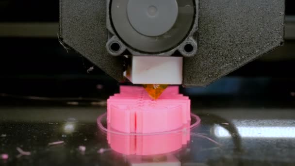 Impresora 3D tridimensional que imprime el modelo plástico del esqueleto rosado del pez — Vídeos de Stock