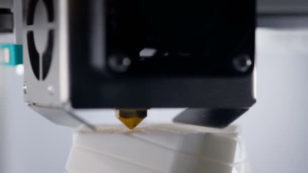 Современная модель для печати на 3D принтере — стоковое видео