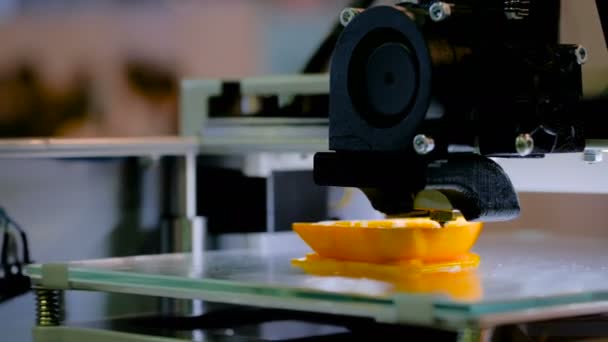 Τρισδιάστατη μηχανή εκτύπωσης εκτυπώνει φυσικό 3D μοντέλο — Αρχείο Βίντεο