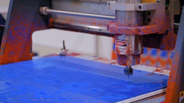 Freesmachine tijdens het werken met kunststof materiaal — Stockvideo