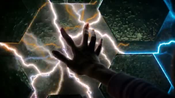 Exposition interactive d'écran tactile dans le musée des sciences 