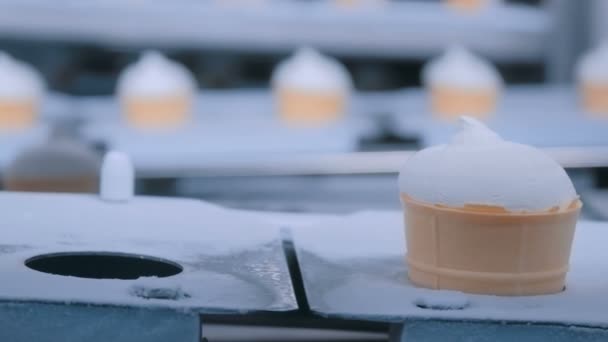 Concept de technologie automatisée - bande transporteuse avec cônes de glace à l'usine alimentaire — Video