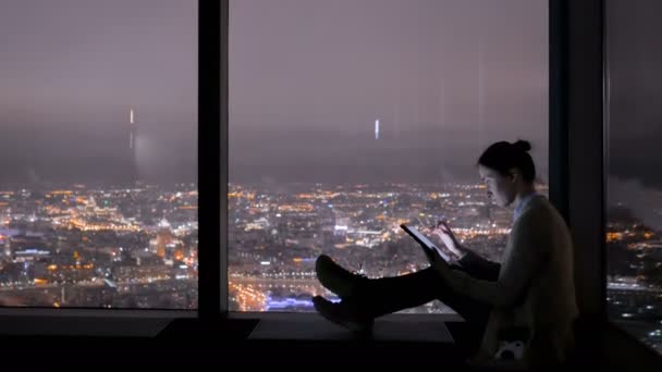 Vrouw met behulp van zwarte digitale Tablet 's nachts — Stockvideo