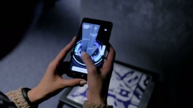 Mimari artırılmış gerçeklik uygulaması ile akıllı telefon kullanan kadın