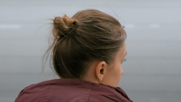 Mujer esperando a que llegue el tren — Vídeos de Stock