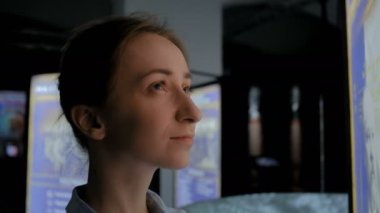 Modern tarih müzesine bakan genç bir kadın.