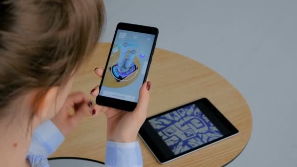 Kvinna som använder smartphone med ar app och placera virtuella modell av byggnaden — Stockvideo