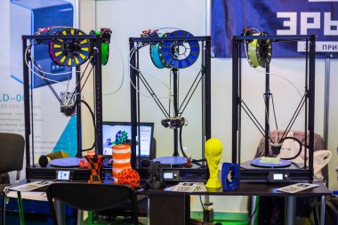 Modern teknoloji fuarında çalışma otomatik 3d yazıcılar