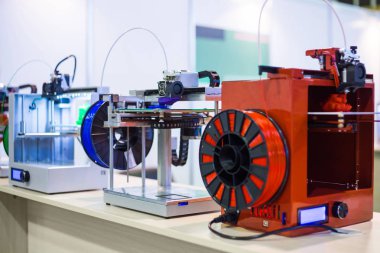 İş yerinde modern teknoloji sergisi sırasında üç boyutlu 3d yazıcılar