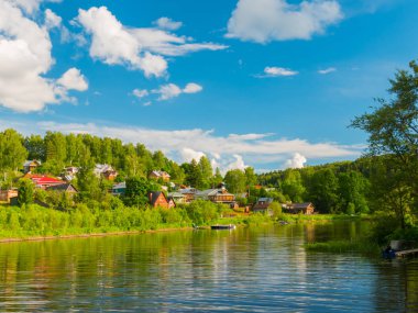 Nehir kenarındaki köy