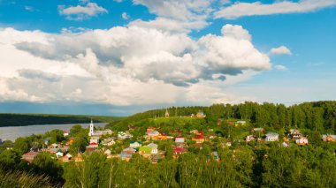 Nehir kenarındaki köy