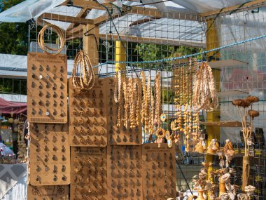 Farklı aksesuarlar, saç bantları, muskalar.